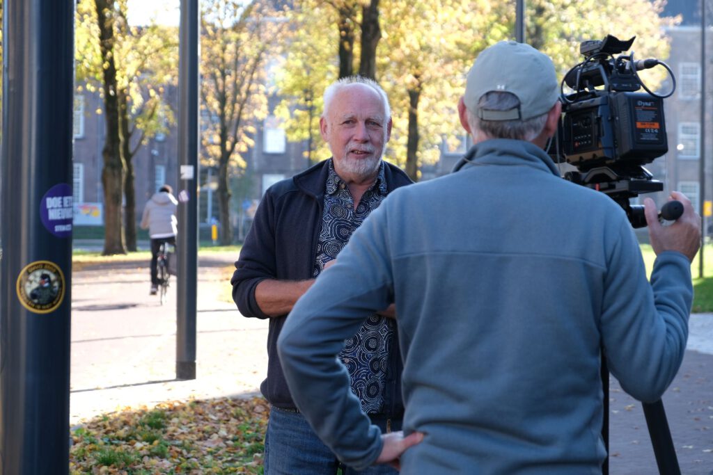 Thomas Freitag imker voor camera
